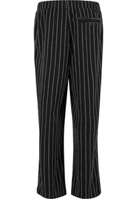 Pantaloni negri cu dungi verticale, cu o croială relaxată, curea elastică și o capacitate pe spate. Dungile albe subțiri se aliniază vertical pe material.