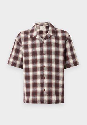 Πουκάμισο με κοντά μανίκια και κουμπιά, με μυτερό γιακά, που έχει καφέ και λευκό καρό σχέδιο σε ανοιχτό φόντο.