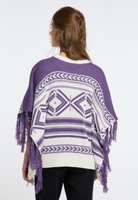 Poncho violet și alb cu modele geometrice, cu franjuri la margini și o croială lejeră, realizat dintr-un material tricotat. Accente de culoare solidă la bază.