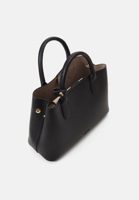 Sac à main en cuir noir à la forme structurée, avec deux poignées et des accessoires en métal doré. L'intérieur est doublé d'un tissu beige clair et comprend des poches organisatrices.