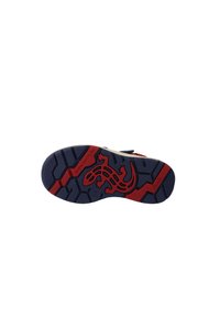 Schuhsohle mit strukturiertem Design, bestehend aus einem marineblauen Grund und roten Akzenten, einschließlich eines Eidechsenmotivs und Logos. Sechseckiges Profil.