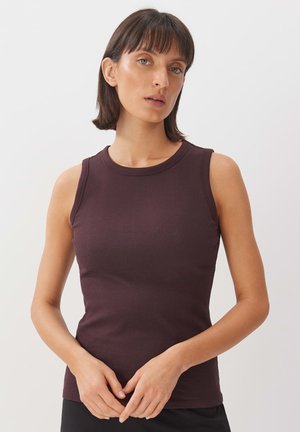 Débardeur côtelé de couleur violet foncé avec un col rond et sans manches, fabriqué en matériau doux. La coupe ajustée met en valeur la silhouette.