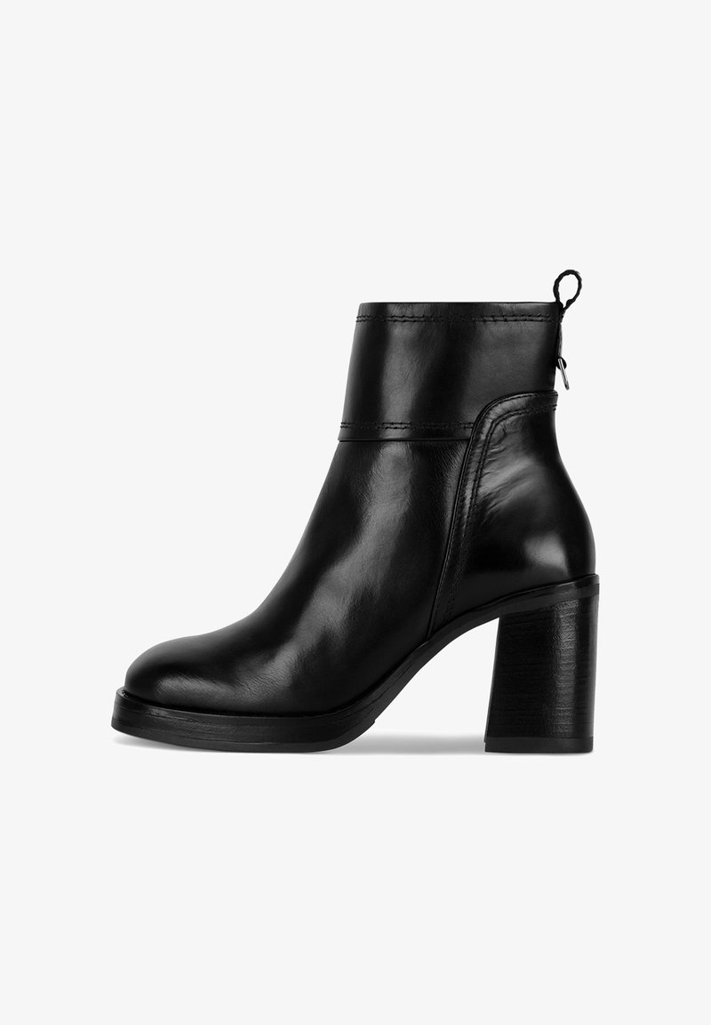 Čierna kožená členková topánka s okrúhlou špičkou, stredným blokovým podpätkom a sťahovacím pásikom vzadu. Hladká textúra s minimálnymi švovými detailmi.