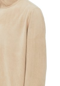 Beige fleece pullover met een hoge kraag en een zachte textuur. Het ontwerp heeft een ontspannen pasvorm met een gladde, egale oppervlakte.