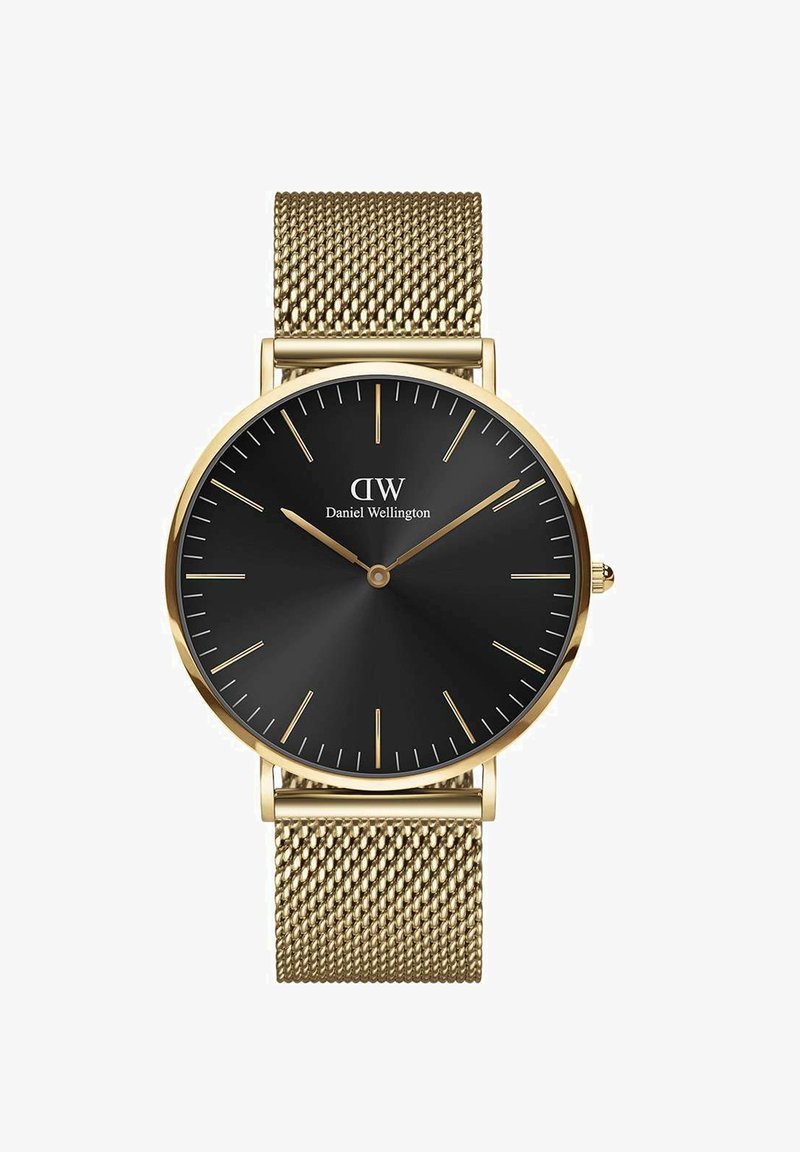 Goldene Mesh-Armbanduhr mit einem runden schwarzen Ziffernblatt. Verfügt über minimalistische goldene Stundenmarkierungen und Zeiger. Markenlogo zentral positioniert.