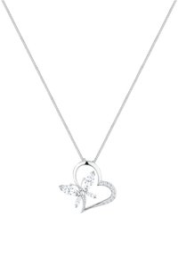 Collana d'argento con un ciondolo a forma di cuore decorato con piccoli cristalli e una farfalla di cristallo sul lato sinistro.