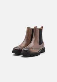Brune lær Chelsea støvler med elastiske sidepaneler, brogue detaljer, glat finish og kraftige sorte gummisåler.