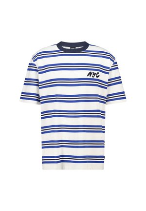 T-shirt en coton blanc avec des rayures horizontales bleues, col rond marine, et "NYC" imprimé en noir sur le côté gauche de la poitrine.