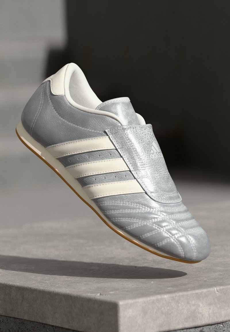 adidas Originals TAEKWONDO - Čevlji brez vezalk - silver metallic/off white