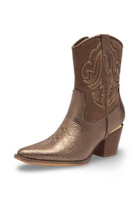 Botte de cowgirl marron avec un fini métallique brillant, bout pointu et motifs de couture précis ; le talon compensé ajoute de la hauteur.
