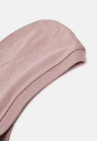 Fascia rosa realizzata in tessuto morbido e elastico. Presenta una superficie liscia e bordi arrotondati, piegata in cima per una vestibilità aderente.