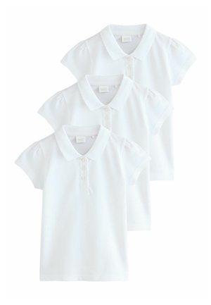 Tre hvide poloshirts med korte ærmer, kraver og knapstolpe, arrangeret vertikalt med let overlap.