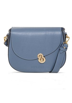 Sac bandoulière en cuir bleu texturé avec rabat incurvé, fermeture à verrouillage doré, bandoulière réglable avec fermoirs dorés et nom de marque embossé.