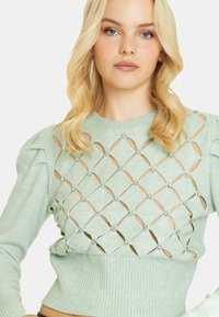 Maglione a maglia verde menta con design a ritaglio a diamante decorato con strass. Polsini e orlo a costine con maniche a sbuffo per una forma definita.