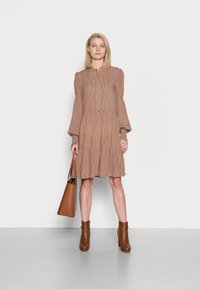 Freequent ADNEY NAVI - Vestido camiseiro - silver mink mix