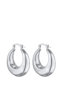 Silberne Creolen mit einer glatten, polierten Oberfläche, die eine abgerundete Form und ein dünnes horizontales Rillenmuster aufweisen.