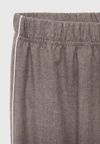 Pantalones con cinturilla elástica de color marrón, con una textura jaspeada y finas líneas blancas a lo largo de los lados. Sin bolsillos ni cierres visibles.