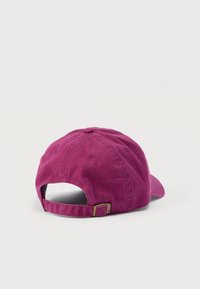 Βαμβακερό καπέλο, σκουρό ματζέντα, με ρυθμιζόμενο λουράκι στο πίσω μέρος με χρυσά μεταλλικά στοιχεία, σχέδιο με έξι πάνελ, με οπές εξαερισμού.