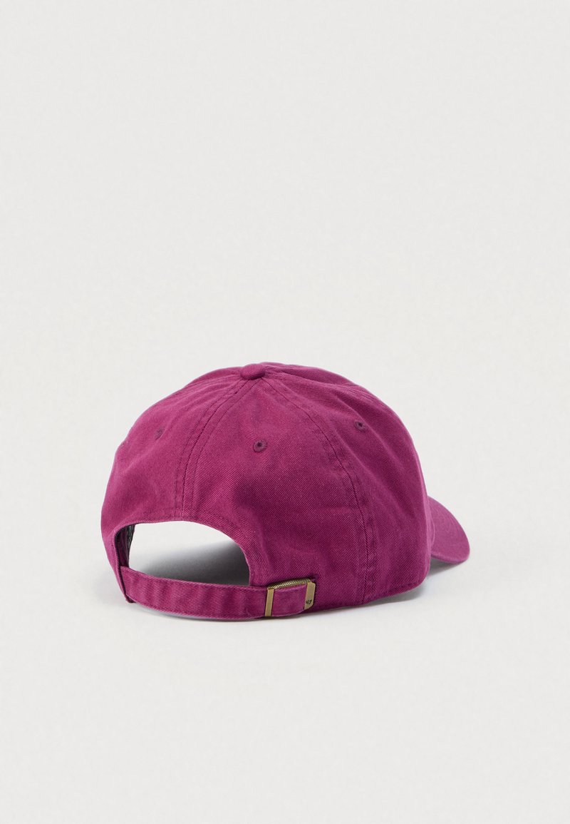 Gorra de algodón, color magenta oscuro, correa ajustable en la parte trasera con herrajes dorados, diseño de seis paneles, con ojales de ventilación.