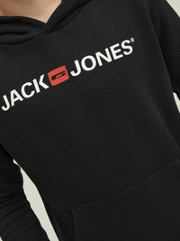 Felpa nera con cappuccio e tasca frontale. Presenta la scritta audace in bianco "JACK" e "JONES", con un accento rosso a forma di quadrato al centro. Materiale in misto cotone.