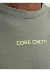 Jack & Jones JCOSTAGGER TEE SS CREW NECK - T-shirt con stampa - agave green