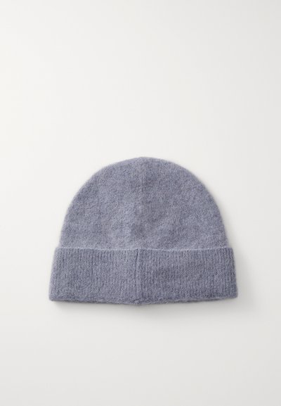 Beanie grigia in lana con una trama morbida, cima arrotondata e risvolto piegato. Design semplice senza motivi visibili o dettagli in metallo.