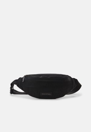 Marsupio nero in tessuto con finitura liscia, dotato di zip superiore, logo embossed e tracolla regolabile, progettato per un facile utilizzo.
