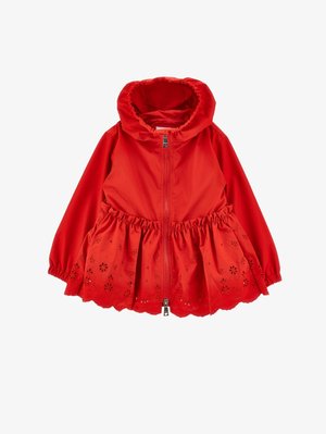 Rdeča jakna s kapuco z zadrgo spredaj, nabrano v pasu in robom pepluma z vezenim cvetličnim vzorcem iz osnovne tkanine.