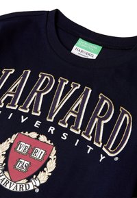 Námořnické bavlněné tričko s nápisem "HARVARD UNIVERSITY" ve zlaté niti a červeným štítem s "VERITAS" v bílé barvě. Viditelná visačka od United Colors of Benetton.