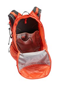 Oranje rugzak met grijs interieur; voorzien van verstelbare schouderbanden, meerdere vakken en elastische koorden voor extra opbergruimte.