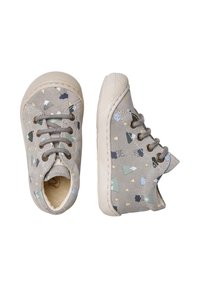 Baskets grises avec un motif géométrique en vert, jaune et bleu. Dotées de lacets, de semelles en caoutchouc et d'une texture semblable à du daim. Design classique de baskets.