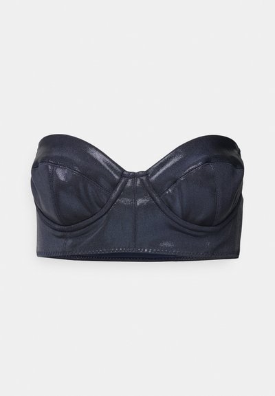 Mørkeblå bandeau bh lavet af shiny stof med en struktureret design, der har formede skåle og sidelæg støttestave.