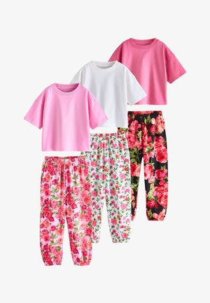 Tre sæt børne T-shirts med korte ærmer i pink og hvid kombineret med bukser med elastik i taljen og blomsterprint på pink, hvid og sort baggrund.