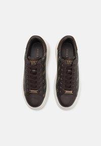 Brune joggesko med mønsterdesign, med en glatt skinn tå, tekstilsider, metalllogo-akkent og hvit gummisåle.