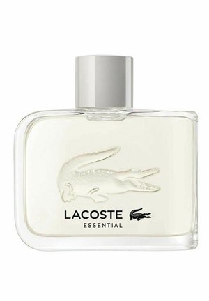 Läpinäkyvä suorakaiteen muotoinen lasinen parfyymin pullo hopeisella kannella, kohokuvioidulla krokotiilimallilla ja "LACOSTE ESSENTIAL" -tekstillä edessä.