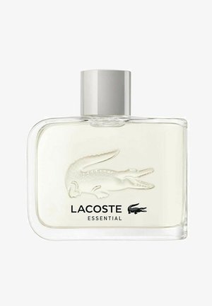 Läpinäkyvä suorakaiteen muotoinen lasinen parfyymin pullo hopeisella kannella, kohokuvioidulla krokotiilimallilla ja "LACOSTE ESSENTIAL" -tekstillä edessä.