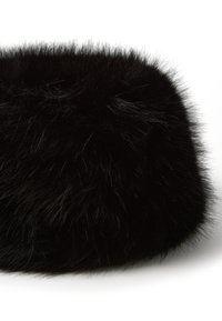 Bolso de mano de imitación de piel de piel de oveja negra con forma redondeada, que presenta una textura suave y esponjosa, con fibras ligeramente más largas en los bordes.