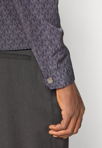Michael Kors FATHER'S DAY LOGO - Casaco de verão - black