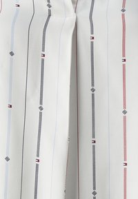 Tommy Hilfiger V NECK - Blúzka - white