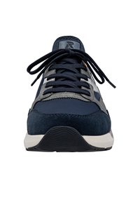 Dunkelblaues Sneaker-Modell, das aus einer Mischung von Materialien besteht, einschließlich Wildleder und Stoff, mit grauen Akzenten, flachen Schnürsenkeln und einer strukturierten Gummisohle.