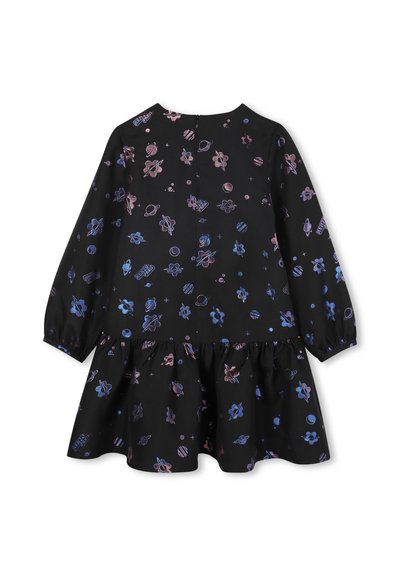 Robe noire à manches longues, avec un ourlet évasé. Décorée de planètes colorées et de fleurs. Fabriquée en tissu léger.