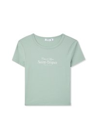 T-shirt verde chiaro a maniche corte in morbido tessuto, con scollo rotondo e stampa grafica bianca "Côte d'Azur Saint-Tropez Tennis Club."