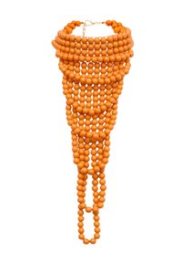Orange perlekæde med flere strenge, varierende længder og en glat overflade. Har en kædeklips til lukning.