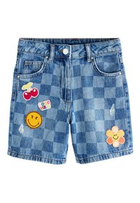 Short en jean à motif à carreaux bleus, avec des patchs brodés de cerise, visage souriant, "Good Vibes" et fleurs. Détail usé inclus.
