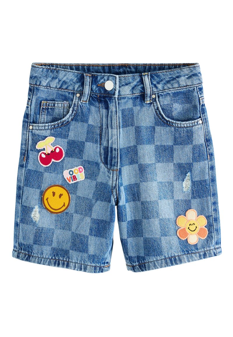 Short en jean à motif à carreaux bleus, avec des patchs brodés de cerise, visage souriant, "Good Vibes" et fleurs. Détail usé inclus.