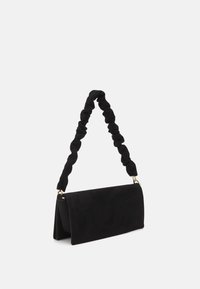 Czarna zamszowa torebka z marszczonym paskiem z tkaniny i złotymi elementami ozdobnymi. Charakteryzuje się zwartym, prostokątnym kształtem oraz gładką fakturą.