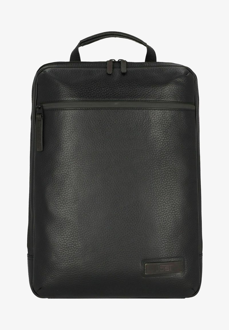 Sac à dos pour ordinateur portable en cuir noir avec texture granuleuse. Il dispose d'une poignée supérieure, d'une poche avant zippée et d'un accent métallique avec logo.