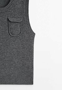 Pull sans manches en tricot gris foncé avec ourlet côtelé et petite poche à rabat sur la poitrine gauche.