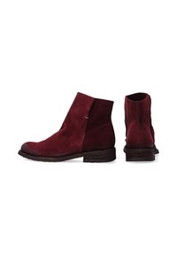Burgundy ruskindsponserede ankelstøvler med rund tå, lav stablet hæl og elastiske sideløsninger. Har en glat tekstur og et rent silhuet.