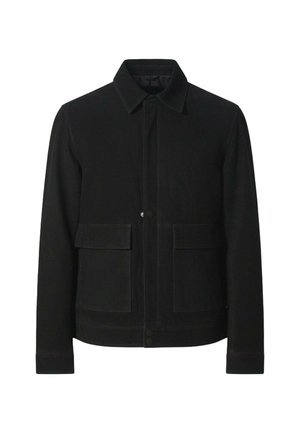 Černá bunda vyrobená z texturované tkaniny, s předním zapínáním na knoflíky, špičatým límcem a dvěma velkými náprsními kapsami se klopami.
